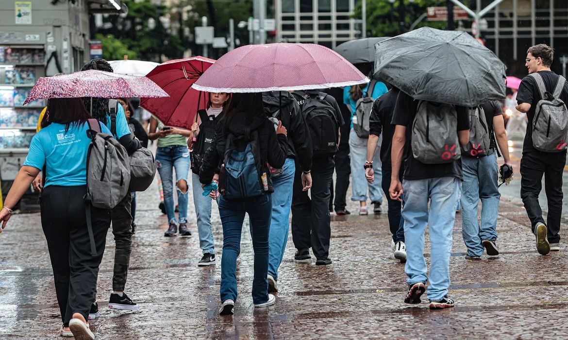 Maior parte do país deve ter chuvas intensas hoje