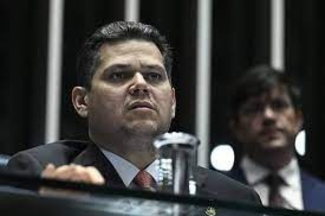Alcolumbre sugere “melhorar” 6x1 e quer passar PEC por comissões