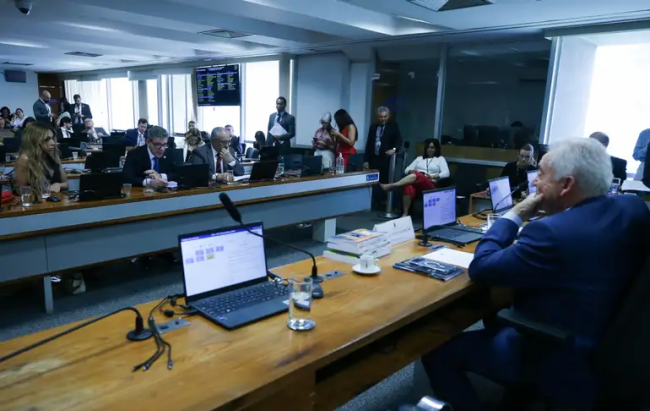 Senadores discutem ritmo de tramitação da PEC do fim da escala 6x1